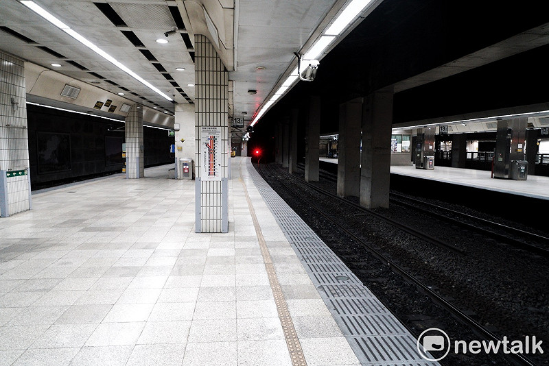 台北車站月台因表定車次停駛，月台上空盪盪。   圖：張良ㄧ/攝