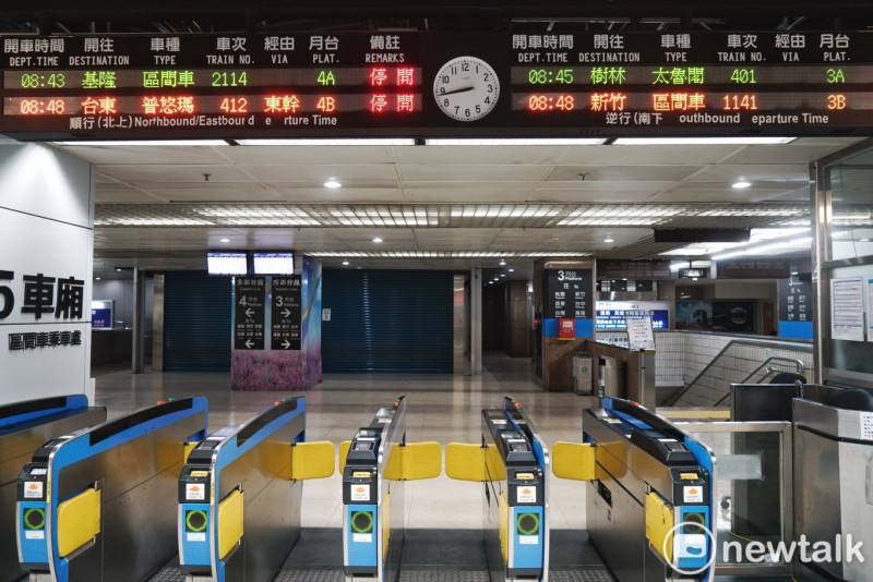 台北車站檢票口標示表定火車車次停開。   圖：張良ㄧ/攝