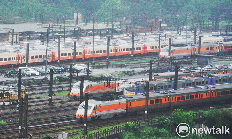台鐵七堵調車場停滿了各式列車。   圖：張良一/攝