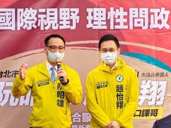 民進黨台北市議員阮昭雄（左）宣布不爭取連任，交棒給議員參選人趙怡翔（右）。 圖：翻攝趙怡翔臉書