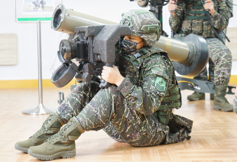 海軍陸戰隊66旅一位女兵示範標槍飛彈操作。   圖：張良一/攝（資料照）
