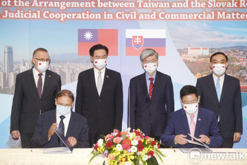 外交部長吳釗燮、司法院副院長蔡炯燉、法務部長蔡清祥見證台灣與斯洛伐克司法合作協議簽署儀式。   圖：張良一/攝