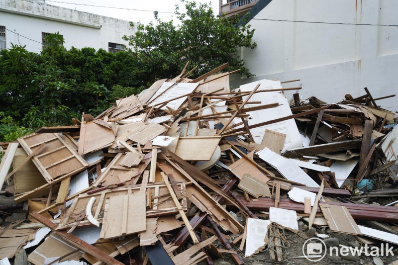 拆除下來的傢俱木料被棄置在一位住戶的屋外。   圖：張良一/攝