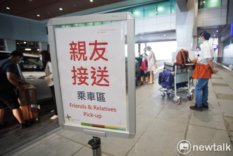 入境「3＋4」新制上路，入境旅客在等待區等候親友接機返家進行居隔。   圖：林昀真／攝