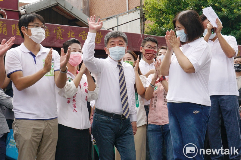 民進黨提名台北市長參選人陳時中在競選總部主委陳建仁的陪同下舉行競選團隊公布記者會。   圖：張良一/攝