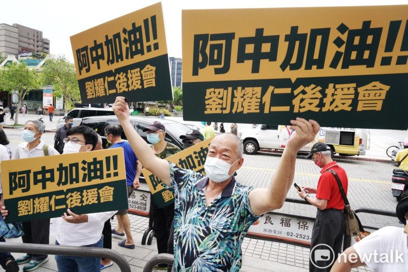 民進黨提名台北市長參選人陳時中到艋舺龍山寺參香時，受到支持者熱烈的歡迎。   圖：張良一/攝