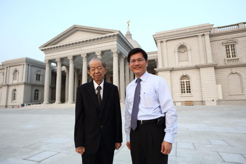 外交部長林佳龍過往與奇美集團創辦人許文龍合照。   圖：翻攝自林佳龍臉書