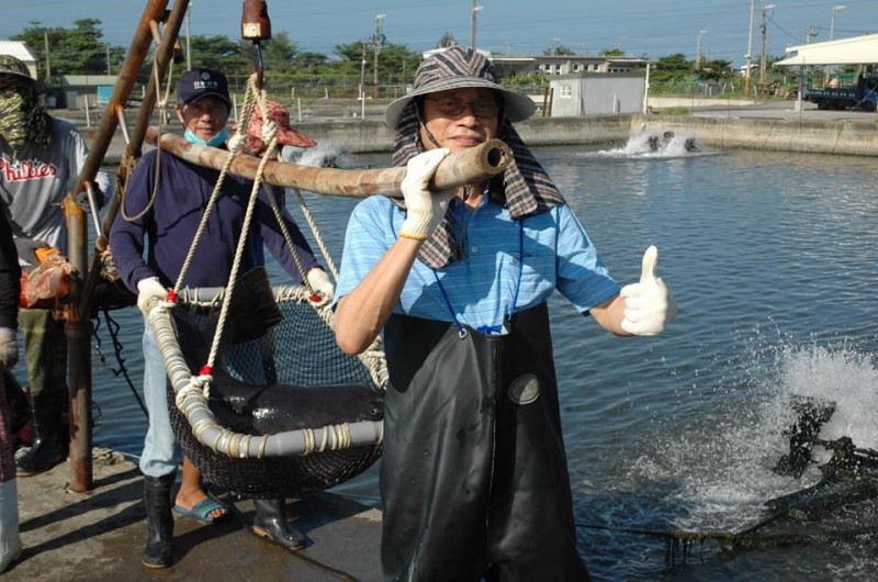 蘇清泉體會漁民辛苦。   圖：取自蘇清泉臉書