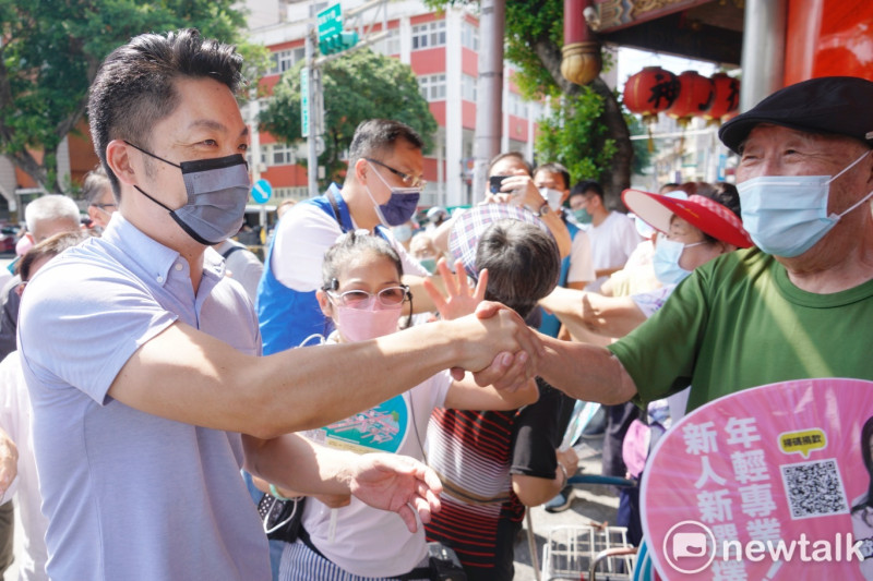 國民黨提名台北市長參選人蔣萬安出席萬華雙福宮愛心物資發放活動。   圖：張良一/攝