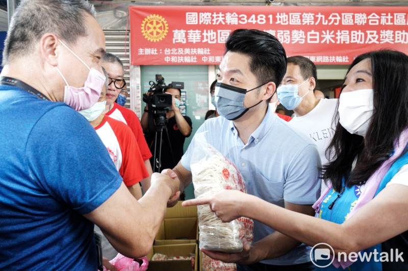 國民黨提名台北市長參選人蔣萬安出席萬華雙福宮愛心物資發放活動。   圖：張良一/攝