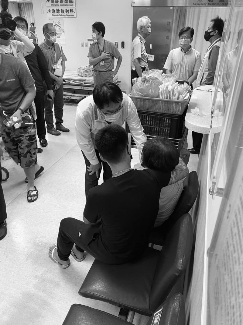 台南市長黃偉哲到安南醫院探視涂姓員警，但搶救不治，他當場慰問家屬，強調將從優撫卹並全力協助善後，台南市警局已全力緝兇偵辦。 圖：台南市政府提供