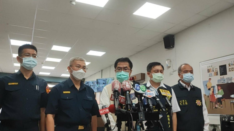 台南市長黃偉哲與市警局長方仰寧一起召開記者會，說明殺警逮捕經過。   圖:黃博郎拍攝。