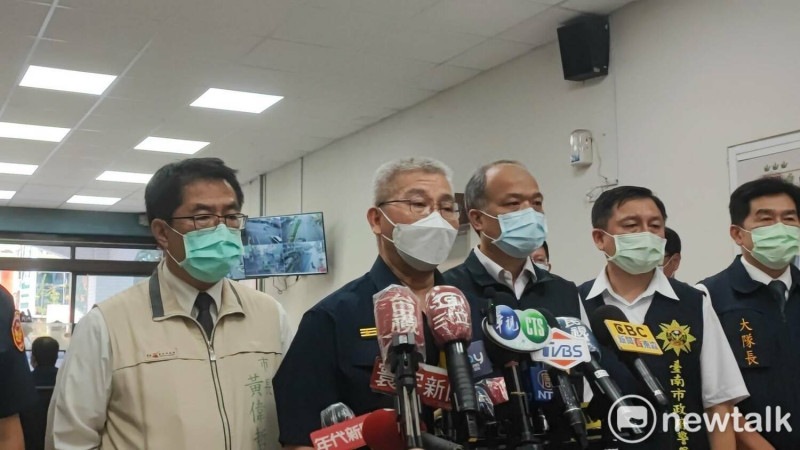 台南市長黃偉哲（左一）與台南市警局長方仰寧（左二）召開記者會，說明殺警奪槍破案經過。   圖：黃博郎拍攝