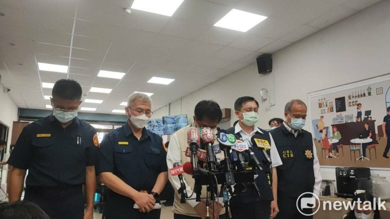 台南市長黃偉哲與市警局長方仰寧召開殺警奪槍記者會前默哀一分鐘向2位英勇員警致意。   圖：黃博郎拍攝