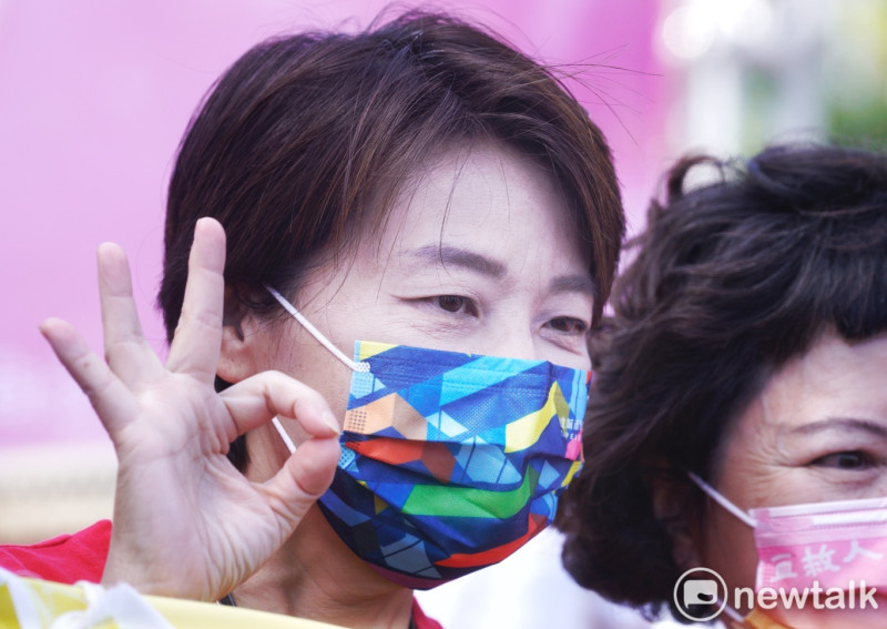 台北市副市長黃珊珊出席內科千人捐血活動時，比出她的招牌手勢。   圖：張良一 / 攝