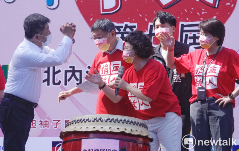 民進黨台北市長參選人陳時中在內科千人捐血活動中，隔著市長柯文哲向副市長黃珊珊拱手致意，黃珊珊則是揮手回應。   圖：張良一/ 攝