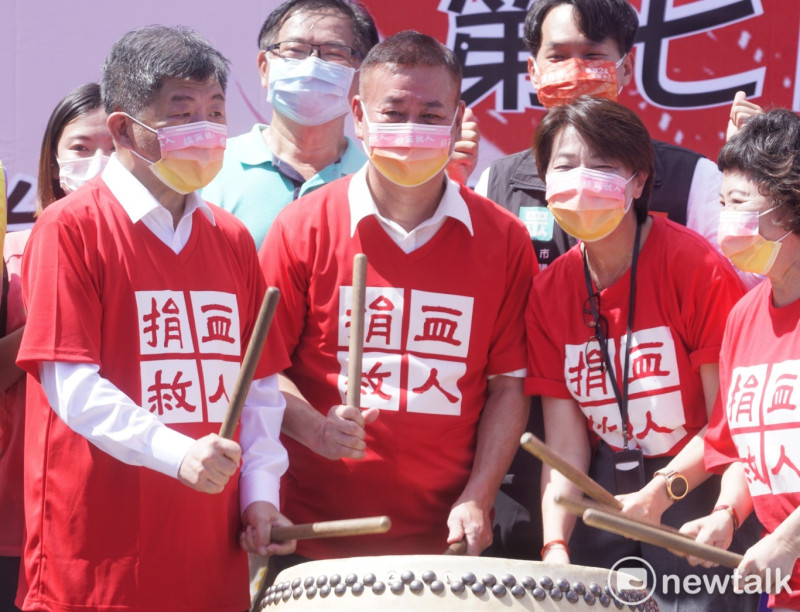 台北市副市長黃珊珊和民進黨台北市長參選人陳時中在內科千人捐血活動合影。   圖：張良一 / 攝