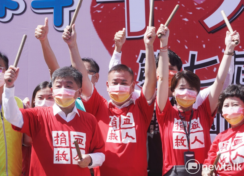 台北市副市長黃珊珊和民進黨台北市長參選人陳時中在內科千人捐血活動擊鼓。   圖：張良一 / 攝