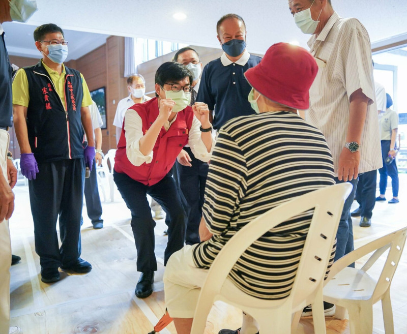 高雄市長陳其邁到三民區的慈濟靜思堂接種站,看看長輩接種第四劑的第一天,同時也為醫護與防疫團隊加油打氣。 圖:翻攝自陳其邁臉書