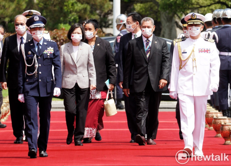 總統蔡英文今（5）天主持軍禮歡迎來台訪問的吐瓦魯國總理拿塔諾伉儷。   圖：張良一/攝