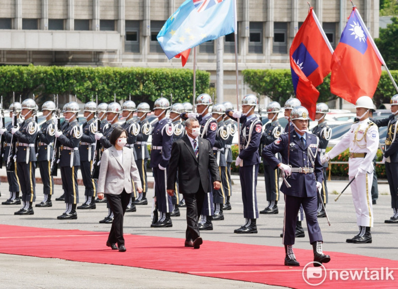 總統蔡英文今（5）日主持軍禮歡迎來台訪問的吐瓦魯國總理拿塔諾伉儷。   圖：張良一/攝