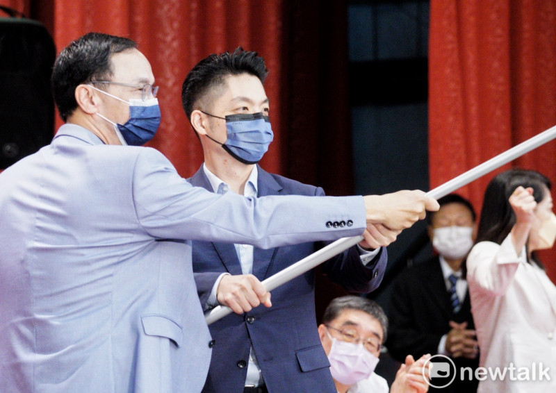 國民黨主席朱立倫今(5)天出席公教警消聯合總會力挺蔣萬安競選台北市長後援會,並為蔣萬安授旗。 圖:張良一/攝