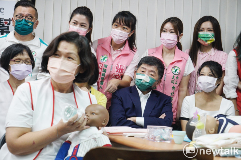 民進黨台北市長參選人陳時中日前參訪月嫂訓練班。（資料照片）   圖：張良一/攝