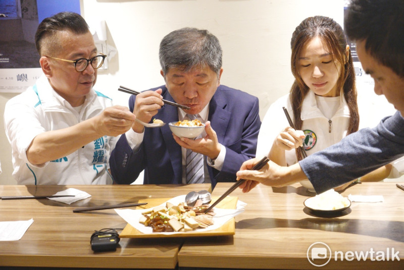民進黨台北市長參選人陳時中到萬華廣照宮參拜後，步行到附近的家香味食堂用餐。   圖：張良一/攝