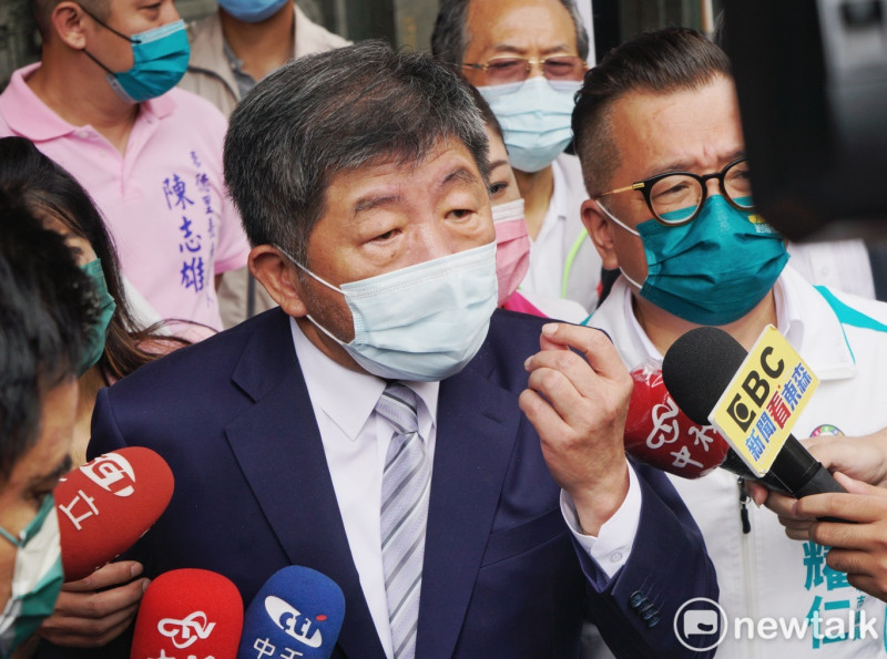 民進黨台北市長參選人陳時中和萬華廣照宮的幹部座談後，再度向媒體重申，他在衛福部長任內是負責疫苗的人，絕不可能會去擋疫苗進口。   圖：張良一/攝
