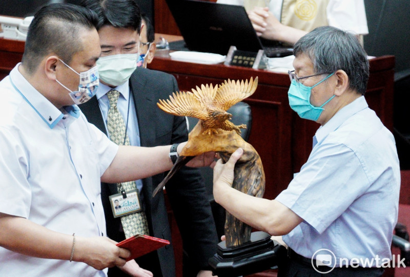 國民黨台北市議員陳重文在市議會總質詢時贈送熊鷹木雕給柯文哲。   圖：張良一 / 攝