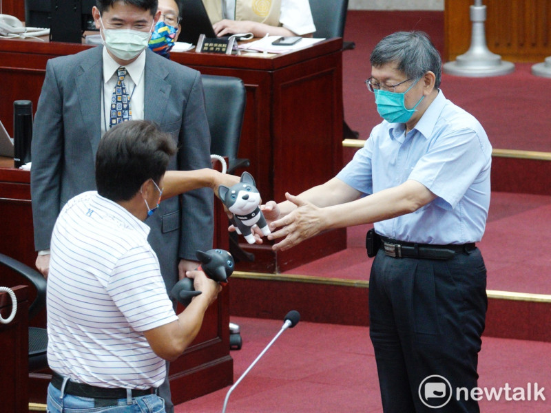 台北市長柯文哲任內最後一次市政總質詢，最後一位質詢的市議員楊靜宇贈送貓狗玩偶給他。   圖：張良一 / 攝