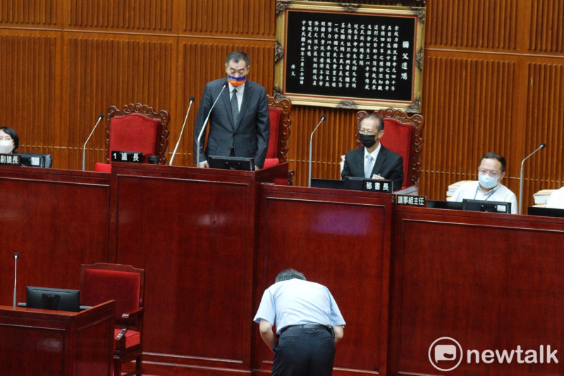 台北市長柯文哲最後一次列席市議會市政總質詢後，向市議會議長陳錦祥鞠躬致意。   圖：張良一 / 攝