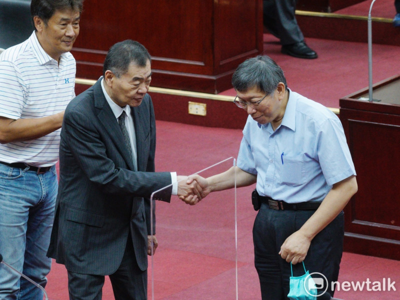台北市長柯文哲最後一次列席市議會市政總質詢後，和市議會議長陳錦祥握手致意。   圖：張良一 / 攝