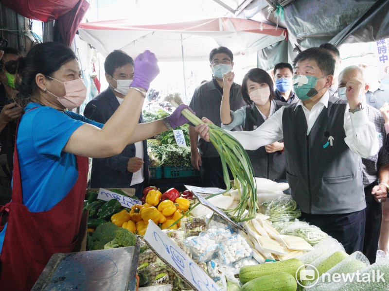 民進黨台北市長候選人陳時中今（14）天到木柵市場掃街拜票。   圖：張良一/攝