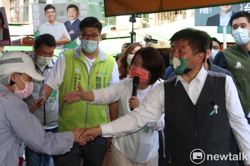民進黨台北市長參選人陳時中22日上午到和平東路三段的白蘭市場掃街拜票。   圖：林朝億/攝