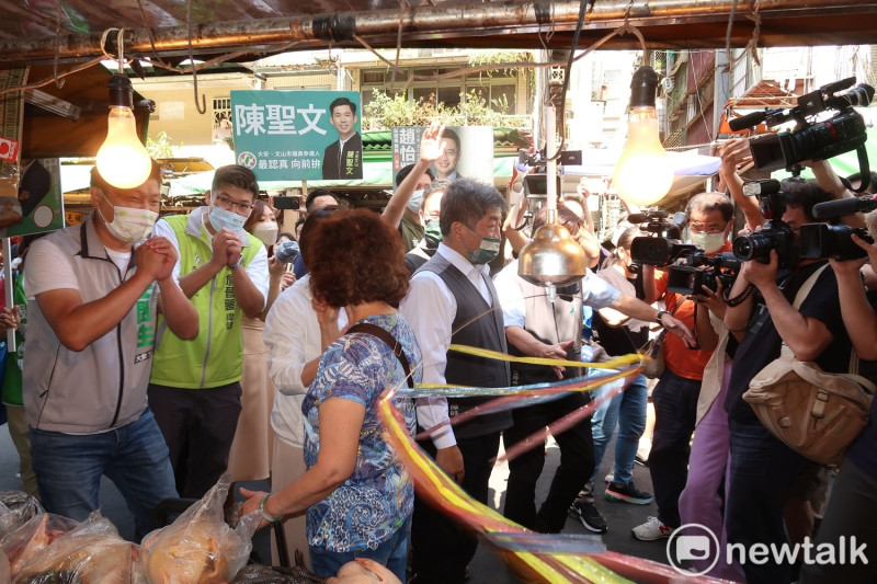 民進黨台北市長參選人陳時中22日上午到和平東路三段的白蘭市場掃街拜票，並於活動前先接受媒體訪問。   圖：林朝億/攝