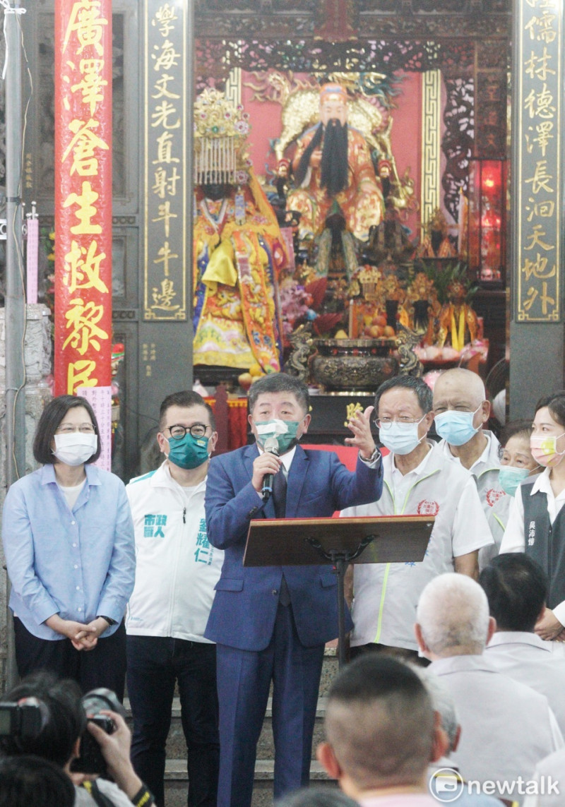 民進黨台北市長參選人陳時中陪同總統蔡英文到萬華廣照宮參香。   圖：張良一/攝