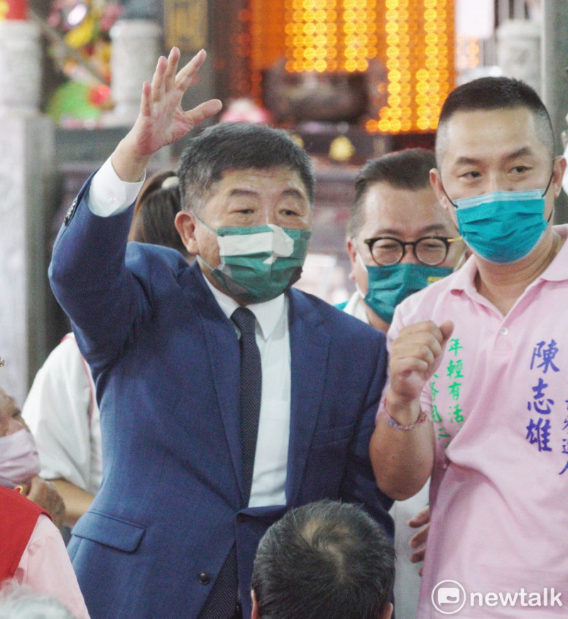 民進黨台北市長參選人陳時中陪同總統蔡英文到萬華廣照宮參香。   圖：張良一/攝
