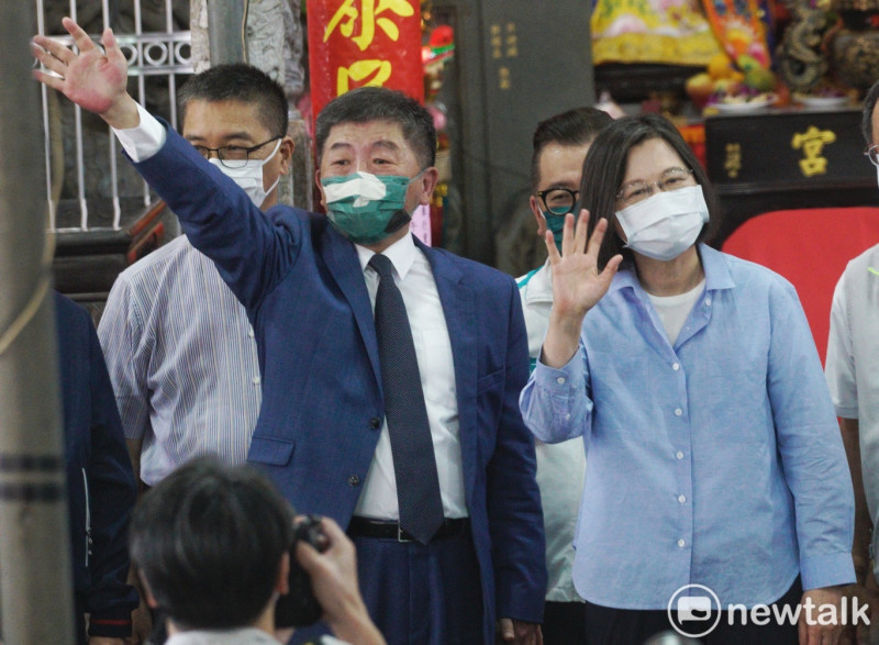 總統蔡英文在民進黨台北市長參選人陳時中陪同下，到萬華廣照宮參香。   圖：張良一/攝