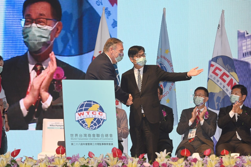 高雄市長陳其邁向出席「世界台灣商會聯合總會」開幕典禮來賓，介紹美國前國務卿蓬佩奧與會，在場人士報以熱烈鼓掌致意。   圖：高雄市政府提供