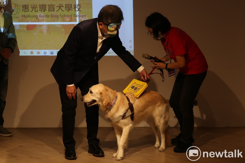 民進黨台北市長參選人陳時中體驗導盲犬帶路。   圖：林朝億/攝