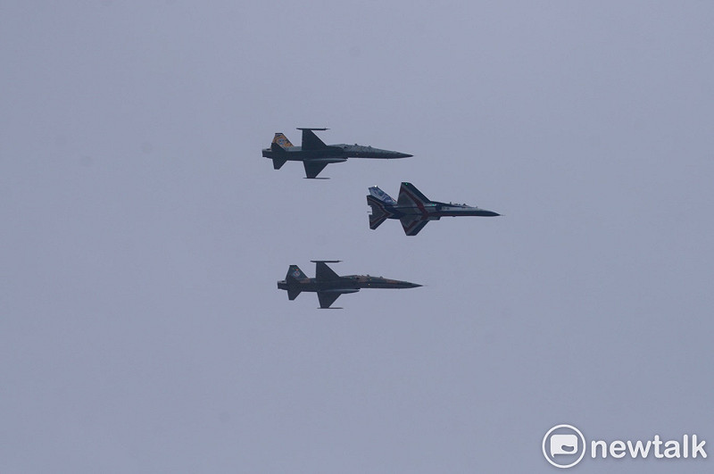 111年國慶大會今(7)天下午在總統府前彩排,圖為空軍F-5戰機和勇鷹高教機衝場。 圖:張良一/攝