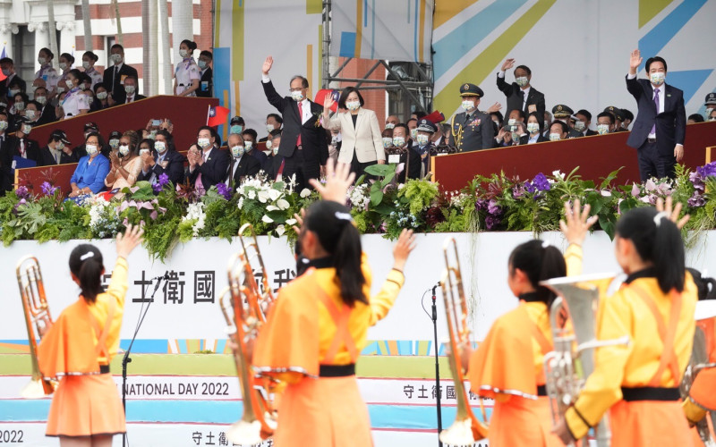 日本京都橘高校吹奏部在國慶大會演出後，總統蔡英文、副總統賴清德特別站起來向他們揮手致意   圖:張良一/攝