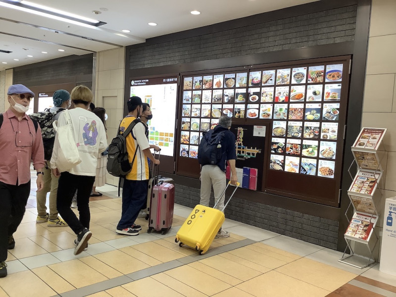 東京各處街頭都是拖著行李箱的外國遊客，大喊日本真便宜及「enyasu saikou（円安最高）！」 圖：劉黎兒/攝