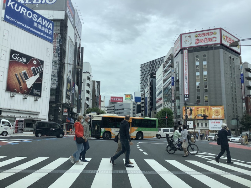 東京街頭都是來爆買的歐美客。 圖：劉黎兒攝