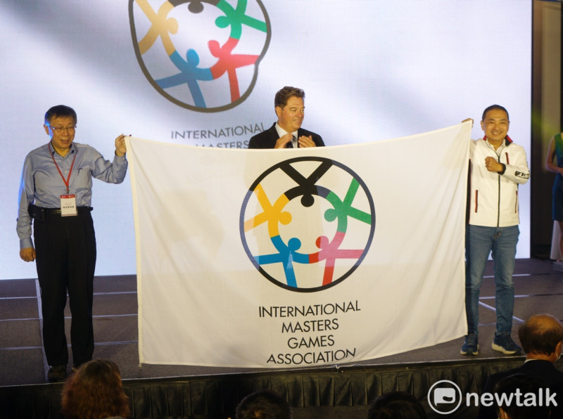 雙北市長柯文哲、侯友宜合體出席2025雙北世界壯年運動會授旗儀式。   圖：張良一 / 攝