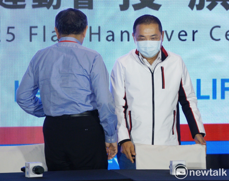 聲稱藍白合是一條死路的台北市長柯文哲今午和新北市長侯友宜共同出席2025世界壯年運動會授旗儀式,兩人在會後聯訪時並沒有太多互動。 圖:張良一 / 攝