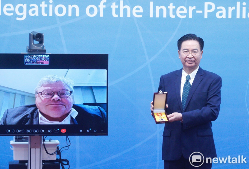 外交部長吳釗燮上午頒贈對華政策跨國議會聯盟(IPAC)共同主席包瑞翰(Reinhard Bütikofer)特種外交獎章，由於包瑞翰確診，因此以視訊方式進行。   圖：張良一/攝