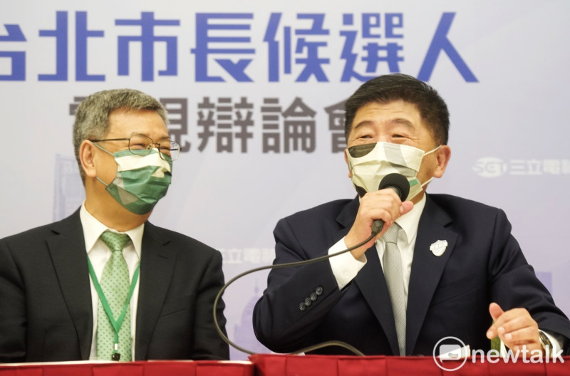 民進黨台北市長候選人陳時中出席台北市長候選人電視辯論會後，在競選總部主委陳建仁的陪同下舉行記者會。   圖：張良一/攝