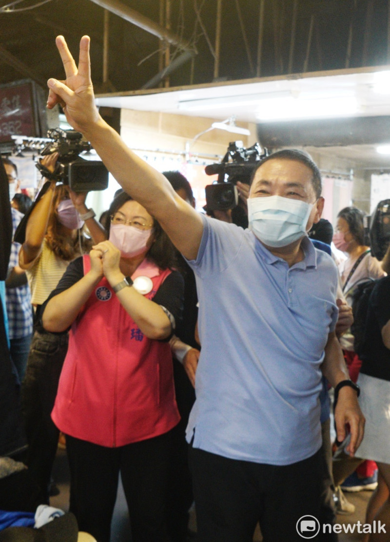 國民黨新北市長候選人侯友宜到永和勵行街市場,向民眾拜票。 圖:張良一/攝